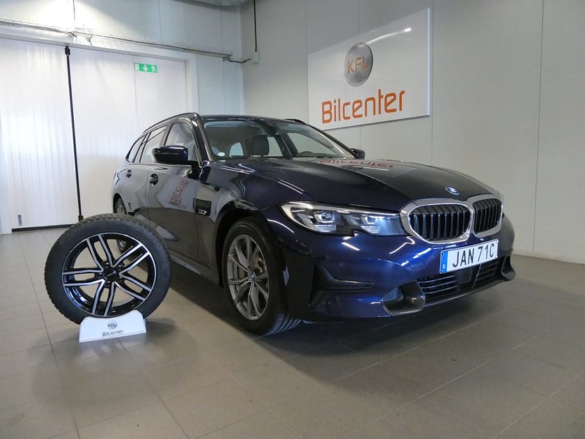Bild 1 av BMW 330e Touring Sport line Aut-Drag-Navi-HUD-Kamera-Cockpit-SoV