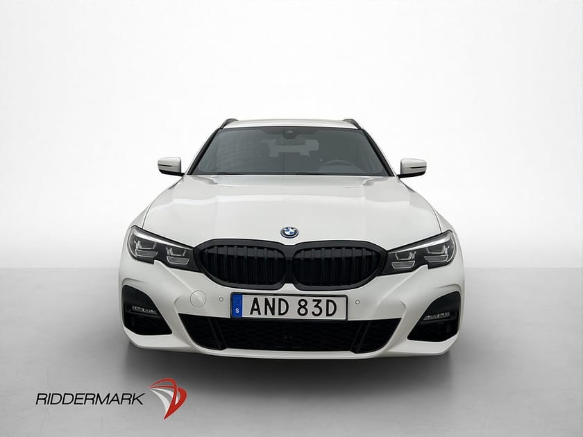 Bild 2 av BMW 330e xDrive Touring M Sport Cockpit Shadow Ambient HiFi Drag