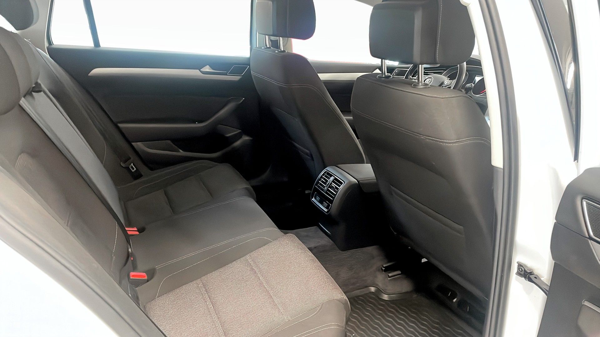 Volkswagen Passat 2017, photo 5/10