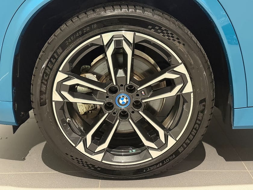 Bild 5 av BMW iX1 xDrive30 M Sport Drag Adpt Farth H/K Park Assist Rattv.