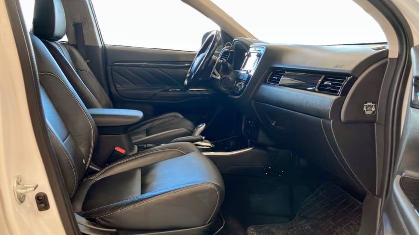 Bild 3 av Mitsubishi Outlander PHEV CVT, 203hk, Dragkrok|Backkamera|