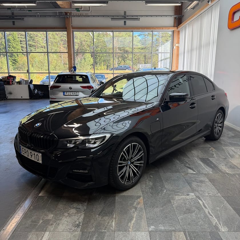 Bild 5 av BMW 330e Sedan Steptronic M Sport Cockpit Shadow Line
