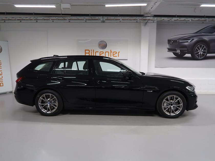 Bild 5 av BMW 330e Touring Sport line V-Däck ingår Drag-Navi-CarPlay-Rattv