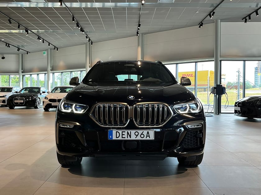 Bild 2 av BMW X6 M50i B&W Pano Sky Lounge Massage D/A Pro Soft Close