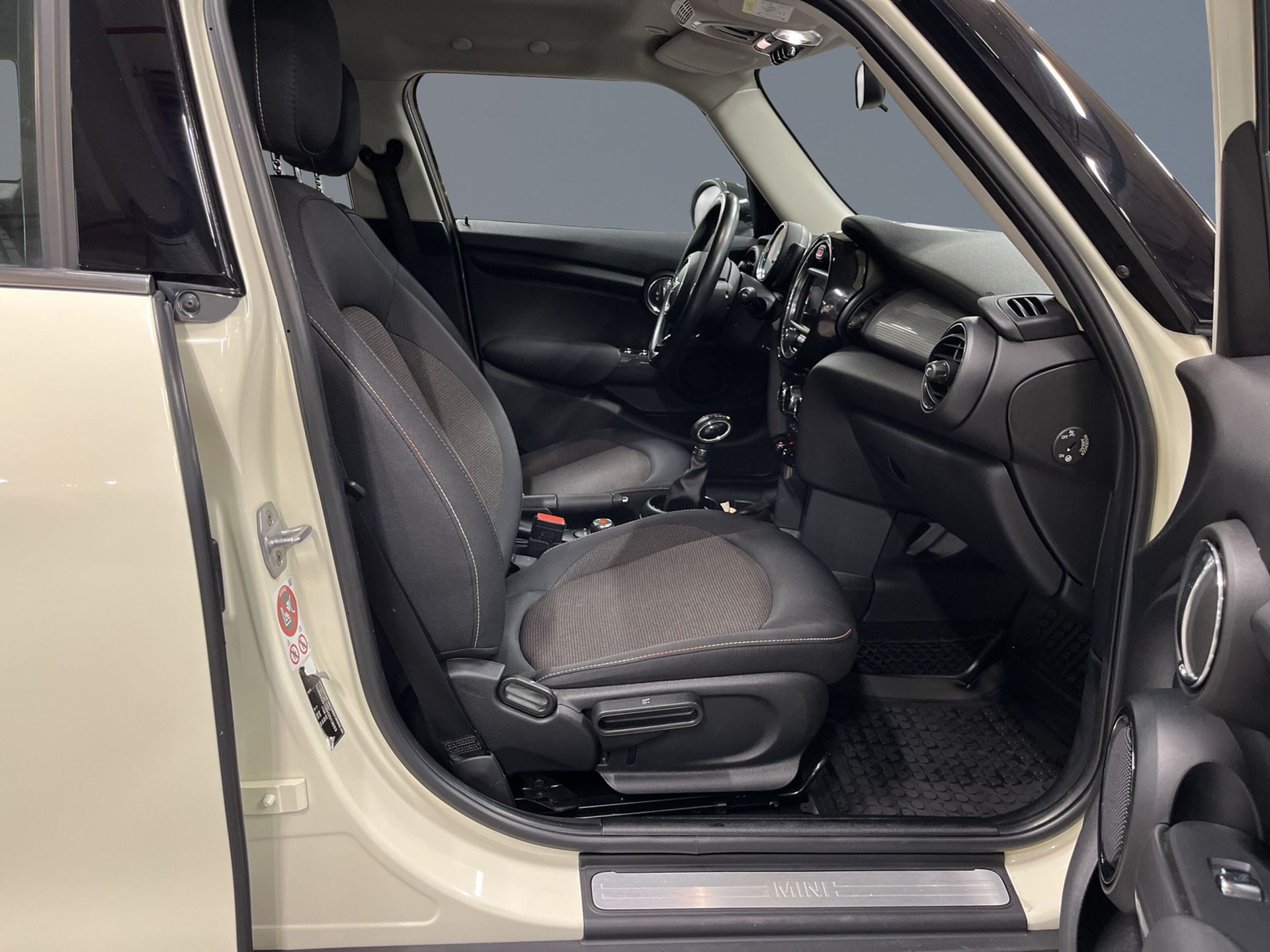 MINI Cooper Automat 5-d 136hk 2017, bild 6/8