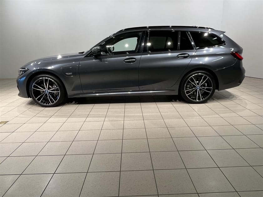 Bild 2 av BMW i5 xDrive40 Touring 330e xDrive  M Sport Drag HiFi Elstol Shado