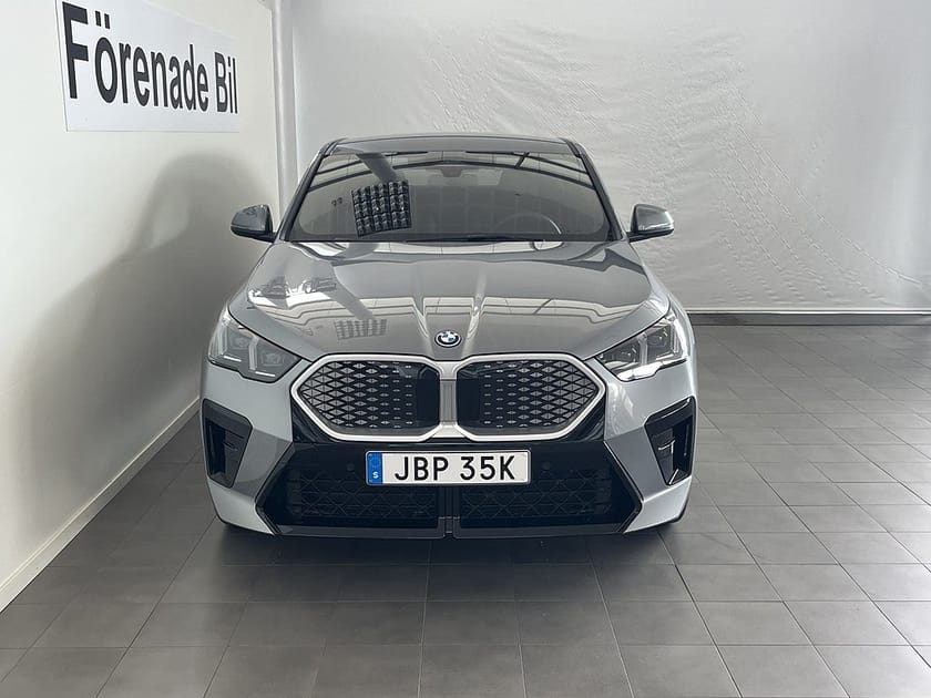 Bild 2 av BMW iX2 xDrive30 M Sport Park Assist Drag Rattvärme