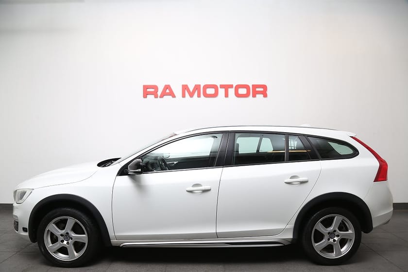 Bild 3 av Volvo V60 Cross Country D3 150hk Momentum Aut Nybesikt Värmare Motorv Drag