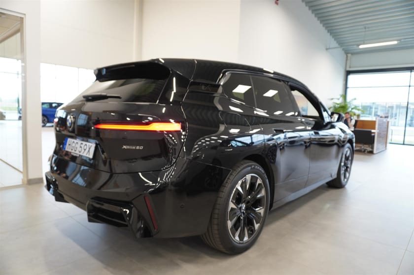 Bild 5 av BMW iX xDrive60 M Sport Pro Supercharged Ed Drag DA Pro B W