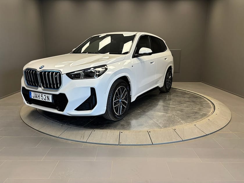 Bild 4 av BMW iX1 xDrive30 M Sport, Harman Kardon, Panoramatak