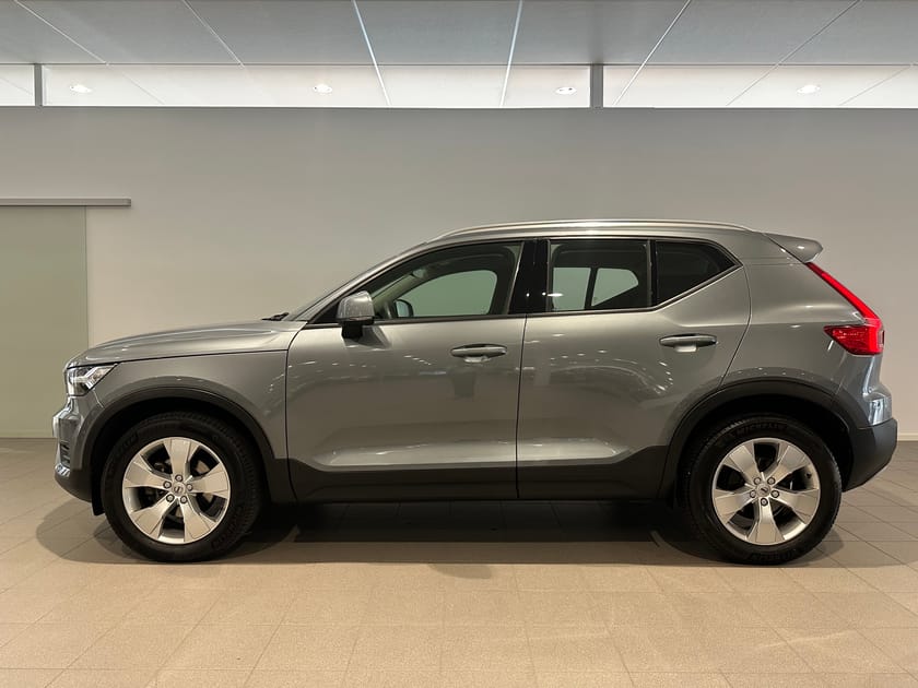 Bild 3 av Volvo XC40 T3 FWD Momentum Edition / Parkeringssensor fram/bak / Rattvärme / Automatisk bagagelucka /