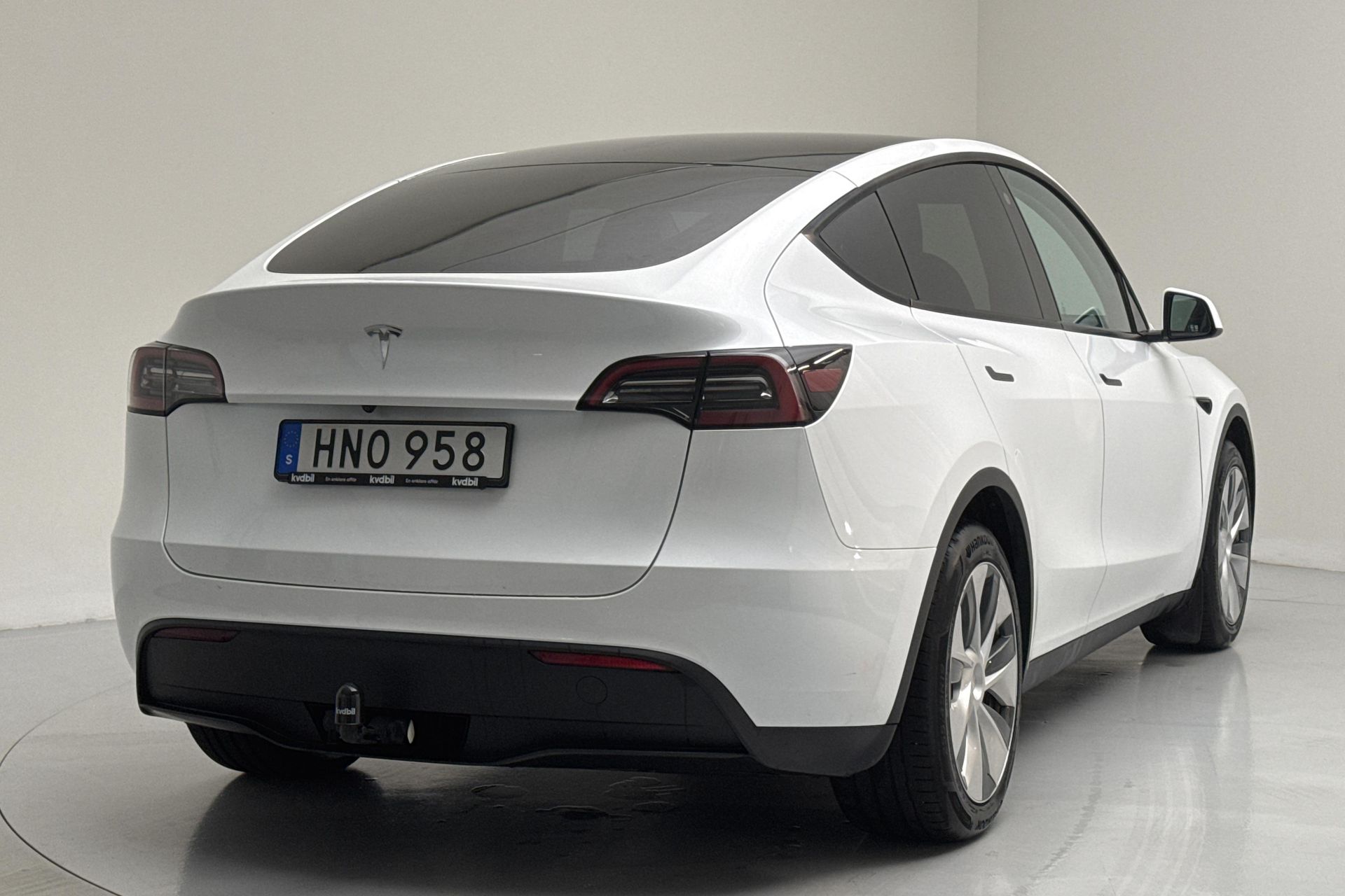 Tesla Model Y Standard Range RWD 2023, photo 3/10