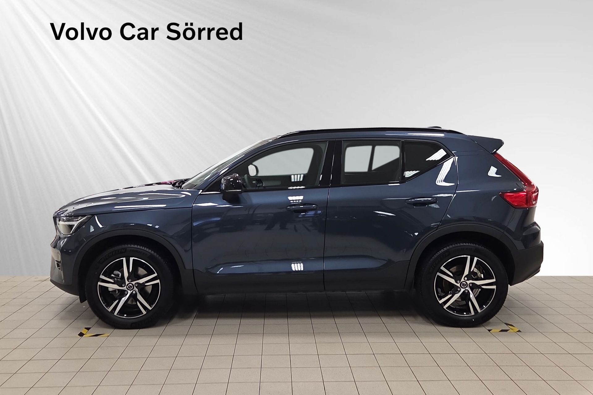 Volvo XC40 B4 FWD Bensin Plus Dark 2026, photo 3/10