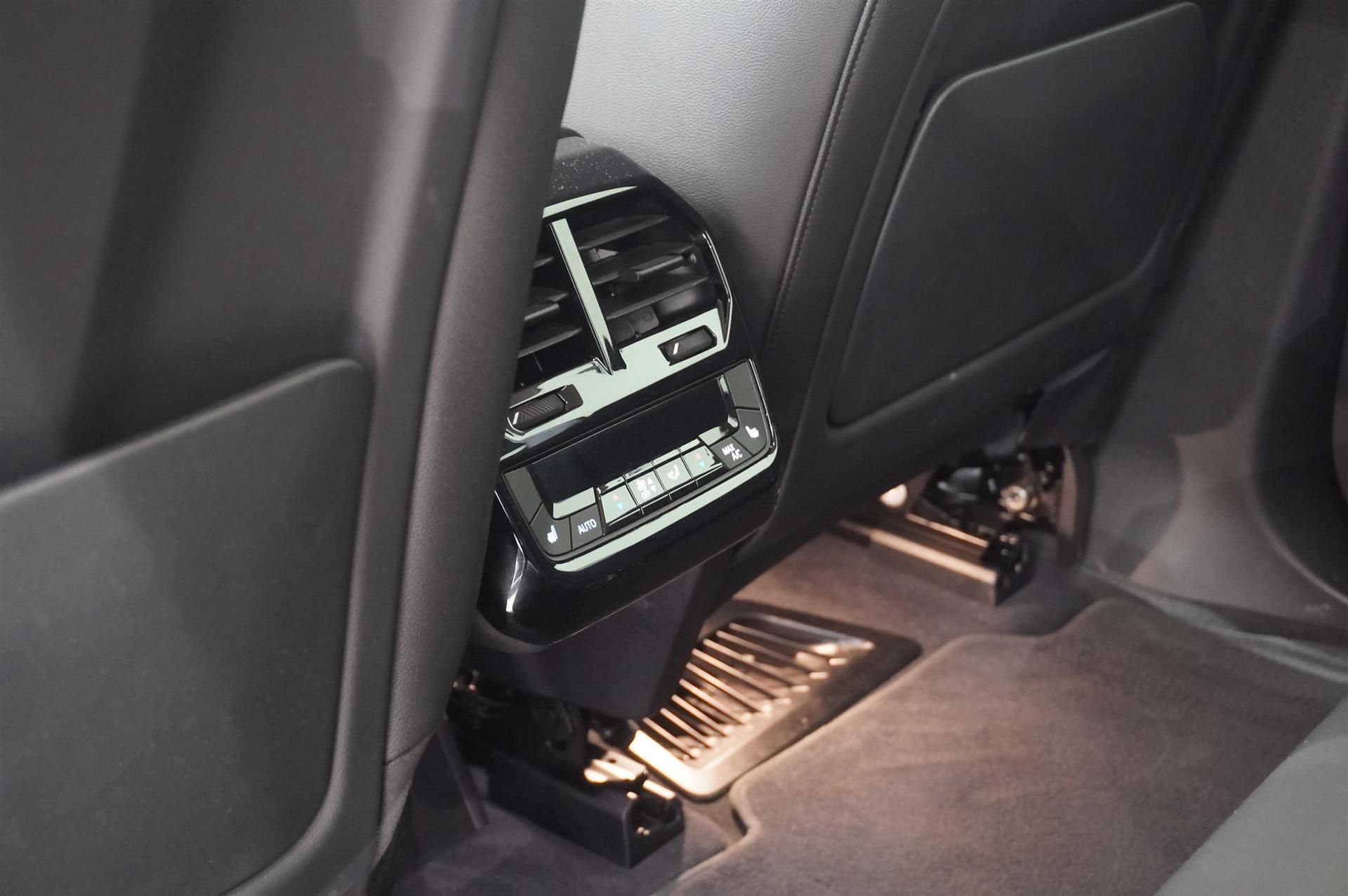 BMW iX xDrive60, 544hp, 2025