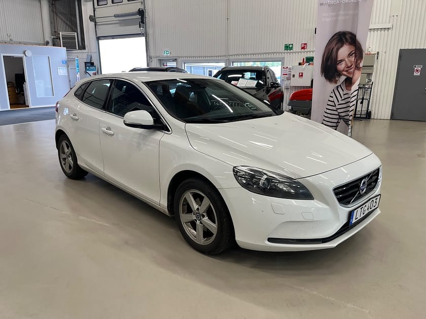 Bild 3 av Volvo V40 D2 Your Momentum (Värmare+drag) 2.99% Ränta