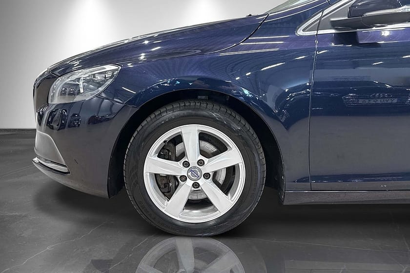 Bild 2 av Volvo V40 D3 Geartronic Momentum 150hk D-värm PDC Navi BLIS