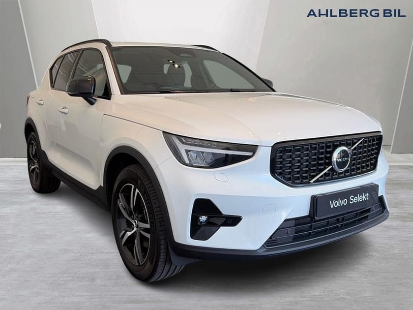 Bild 1 av Volvo XC40 B3 FWD Bensin Plus Dark. Backkamera, Navi, Adaptiv farthållare,  Programmerbar bränslevärm,  Rattvärme
