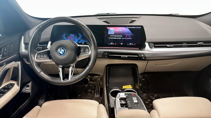 Bild 4 av BMW iX1 xDrive30 xDrive 30e M Sport Pano Elstol m minne