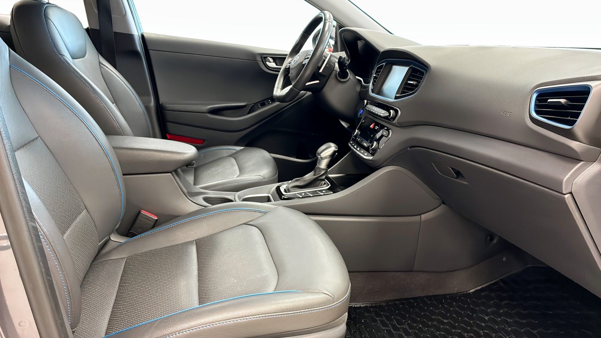 Hyundai Ioniq Plug-in 2017, bild 3/10