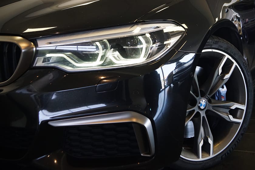 Bild 2 av BMW M550i xDrive Sedan B&W Taklucka Soft Close Night Vision Head-Up