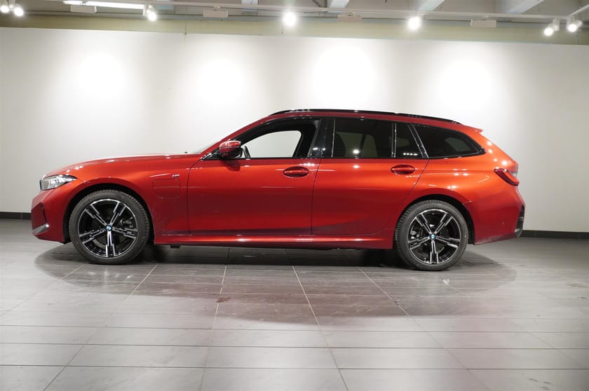Bild 2 av BMW 330e xDrive Touring M Sport Active Edt. Drag Fartpilot HiFi PA
