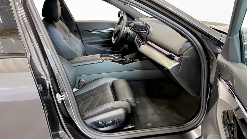 Bild 3 av BMW 530e xDrive Touring M-Sport H/K Drag  20" Ada farthåll Rattvärme
