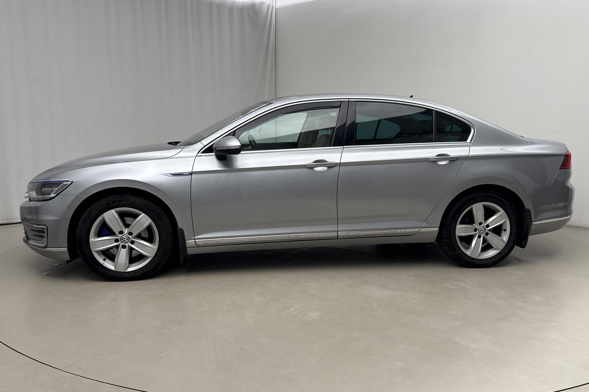 Volkswagen Passat GTE 2019, bild 2/10