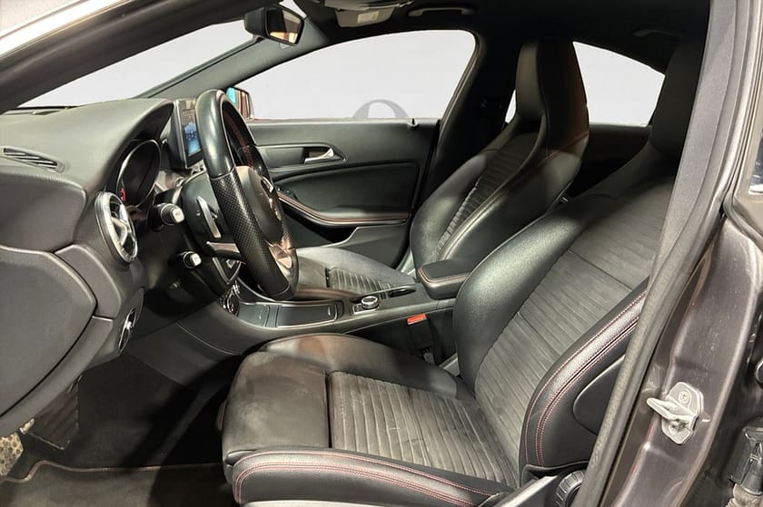 Bild 3 av Mercedes-Benz CLA 220 d 177 HK AUT AMG LED PDC BLUETOOTH 11300MIL 18"