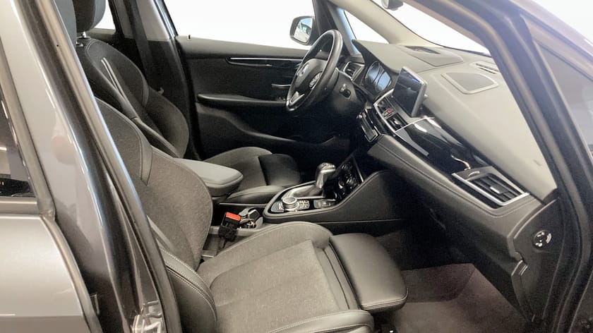 Bild 3 av BMW 225xe Active Tourer F45 Rattvärme, Backkamera, Adaptiva LED strålkastare, Head-up display, Hi-Fi ljudsystem, El Svankstöd