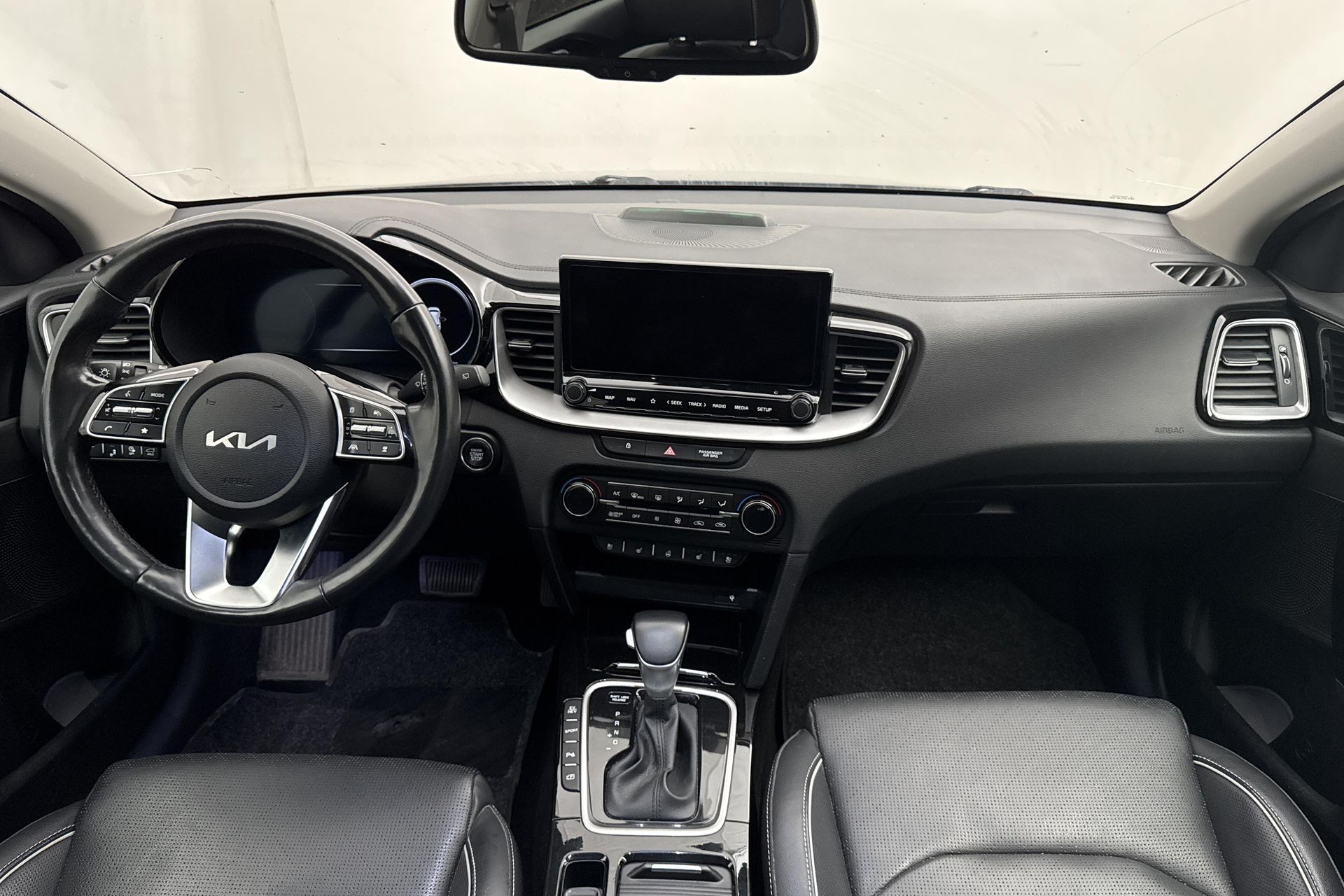 Kia Ceed Sportswagon Plug-in Hybrid 2022, photo 7/10