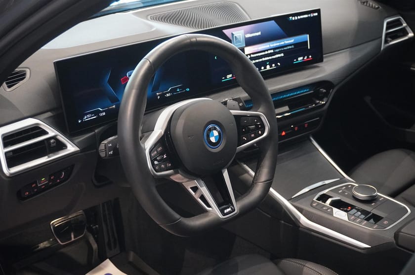 Bild 2 av BMW 330e xDrive Touring M-Sport Drag Fartpilot HiFi