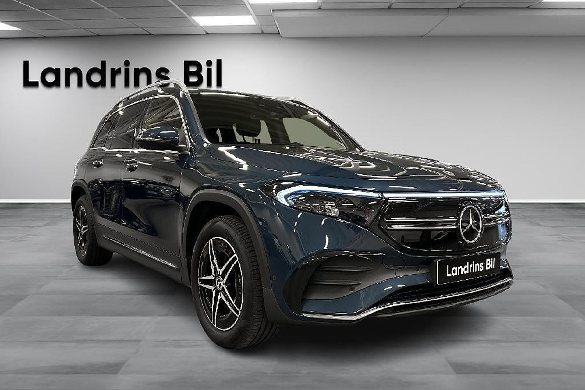 Mercedes-Benz EQB 2023, photo 3/10