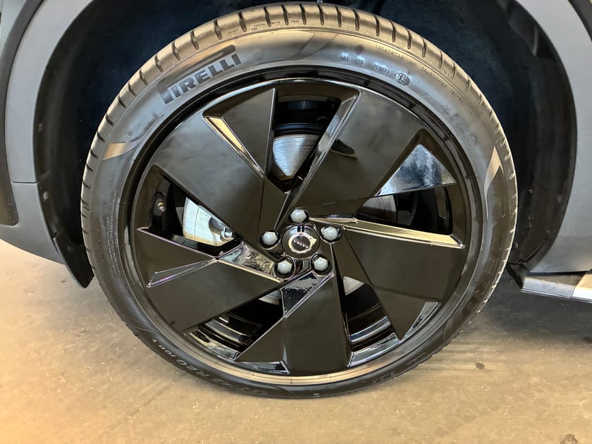 Bild 5 av Volvo EX40 Twin Motor Performance UltraBlackSE / 360 Kamera / Panoramatak / BLIS / Harman/Kardon /