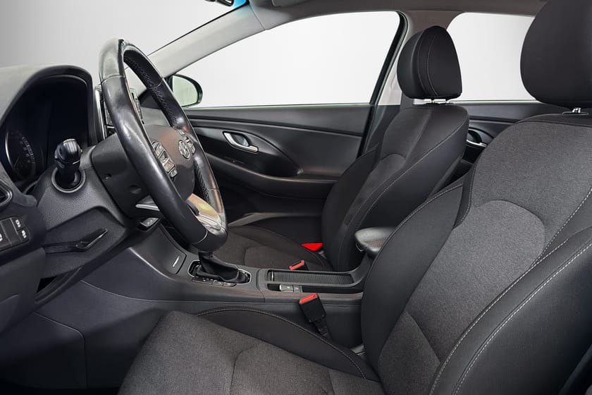 Bild 4 av Hyundai i30 Kombi 1,0T 120hk Automat MHEV Drag Essential B-Kamera Apple Carplay