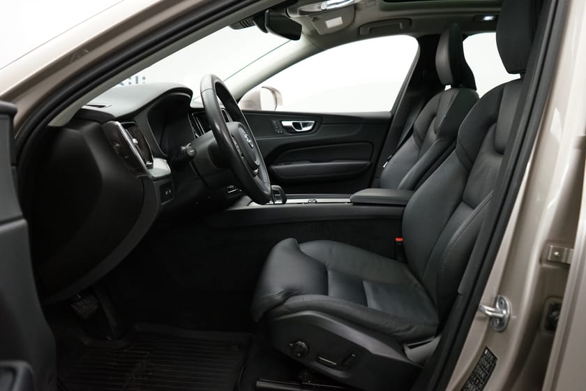 Bild 5 av Volvo XC60 Recharge T6 Core Edition, Dragkrok, Taklucka, Navigation, Förarstol elmanövrerad