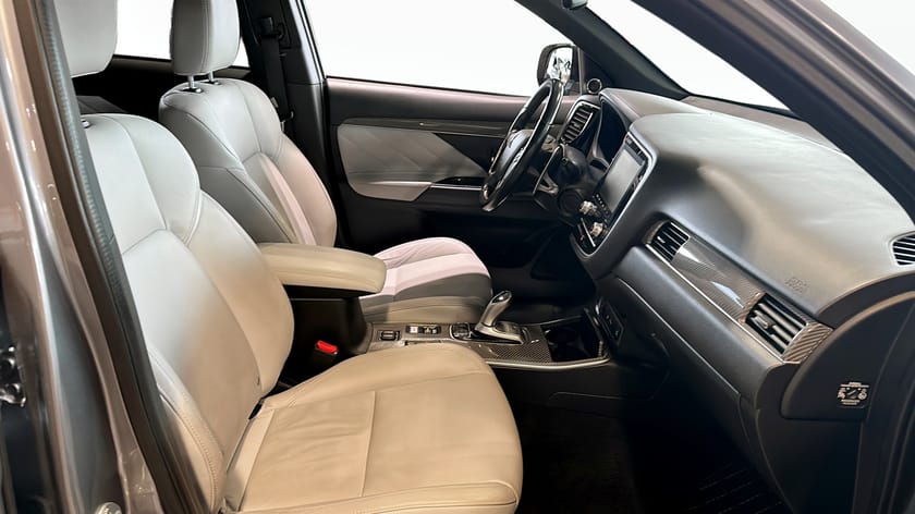 Bild 3 av Mitsubishi Outlander PHEV P-HEV 230HK AWD Plug-in / Business / Dragkrok / V-Hjul