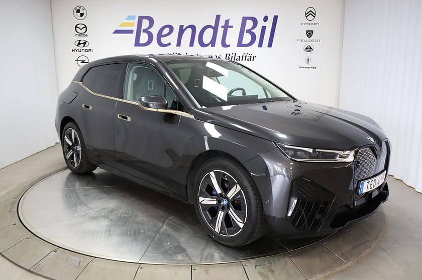 Bild 1 av BMW iX xDrive50 Sport / Drag / Luftfjädring / Aktiv Styrning