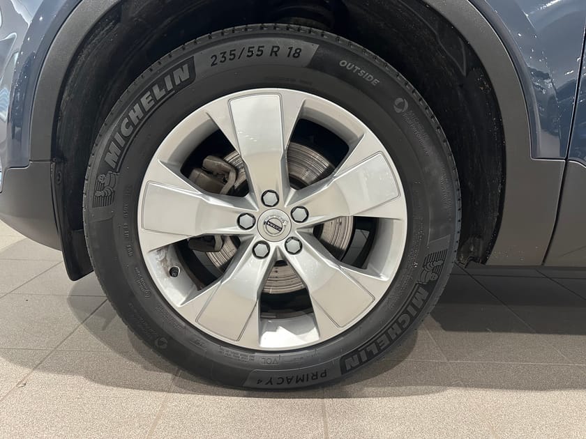 Bild 4 av Volvo XC40 B4 II FWD Bensin MomAdv NaviPro Edt / Dragkrok / Backkamera