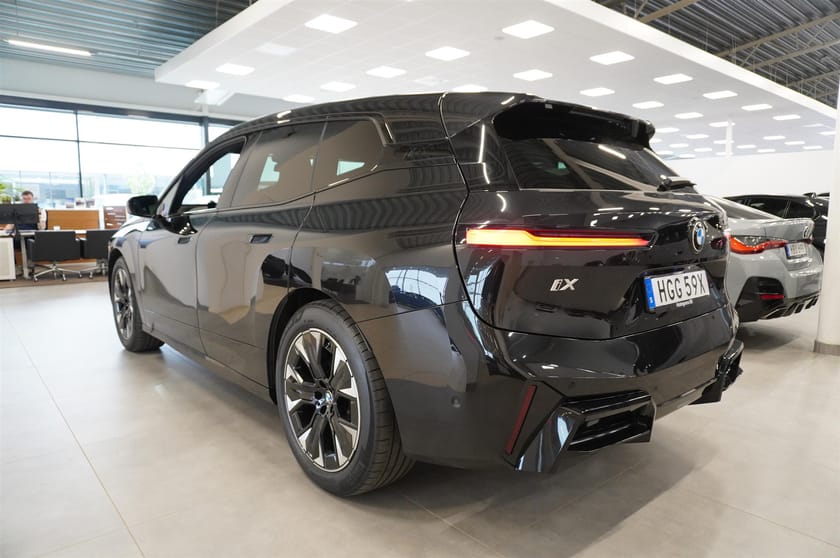 Bild 4 av BMW iX xDrive60 M Sport Pro Supercharged Ed Drag DA Pro B W