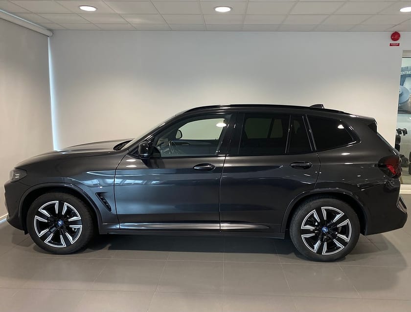 Bild 2 av BMW iX3 M-Sportpaket Assisted Driving