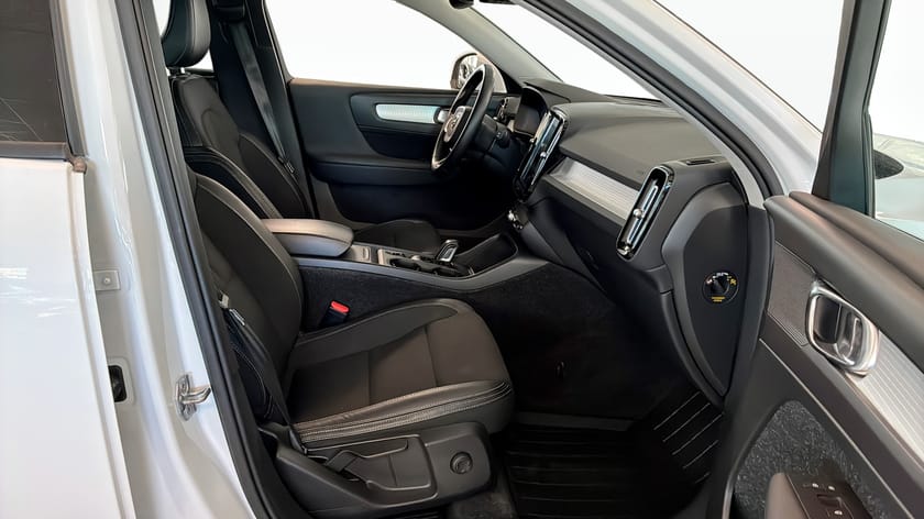 Bild 3 av Volvo XC40 D4 AWD Momentum Värmare Keyless
