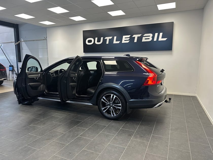 Bild 3 av Volvo V90 Cross Country D4 AWD  Pro Plus Head Up Drag Carplay H&K Läder