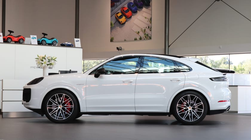 Bild 4 av Porsche Cayenne Turbo E-Hybrid Coupé / Sportavgas / Bakaxelstyrning / Drag