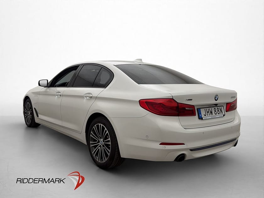 Bild 5 av BMW 530e xDrive iPerformance Sedan Navi Rattvärme Cockpit Ambient