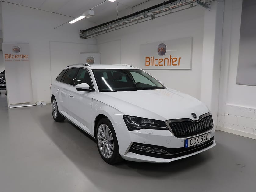 Bild 1 av Škoda Superb iV Kombi Skoda 1.4 TSI Style V-Däck ingår Cockpit-Drag-Kamera-Värma
