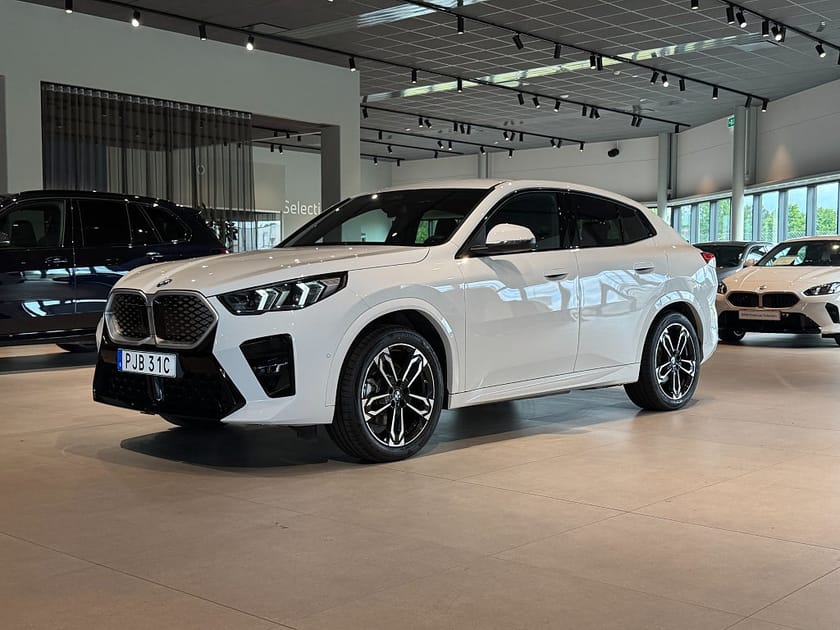 Bild 1 av BMW iX2 xDrive30 M Sport D/A Pro Rattvärme Tonade rutor Drag