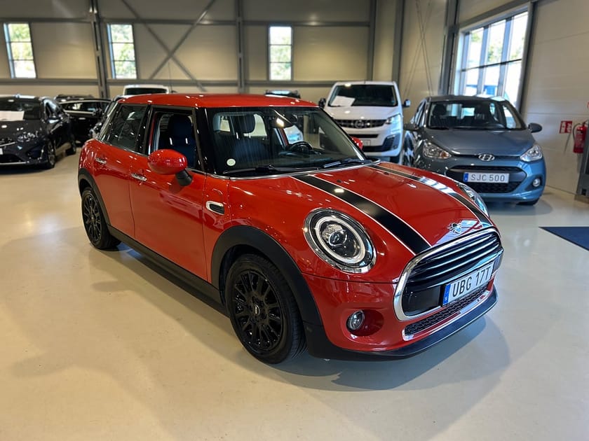 Bild 2 av MINI Cooper 5dr Essential Pepper II 136hk Manuell