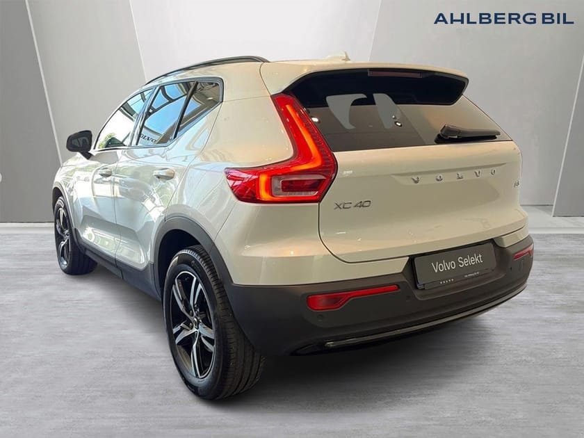 Bild 3 av Volvo XC40 B3 FWD Bensin Plus Dark. Backkamera, Navi, Adaptiv farthållare,  Programmerbar bränslevärm,  Rattvärme