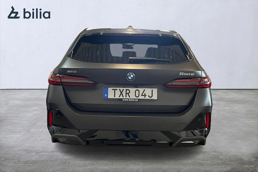Bild 4 av BMW 550e xDrive Touring BMW | M Sport Pro | M Sport stol | Merino