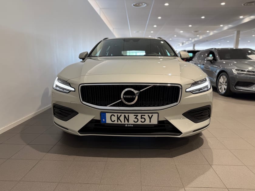 Bild 2 av Volvo V60 B4 Bensin Mom Adv Navi Pro Edition / 10 000kr tillbehör / Backkamera / Navigation / automatisk baklucka /